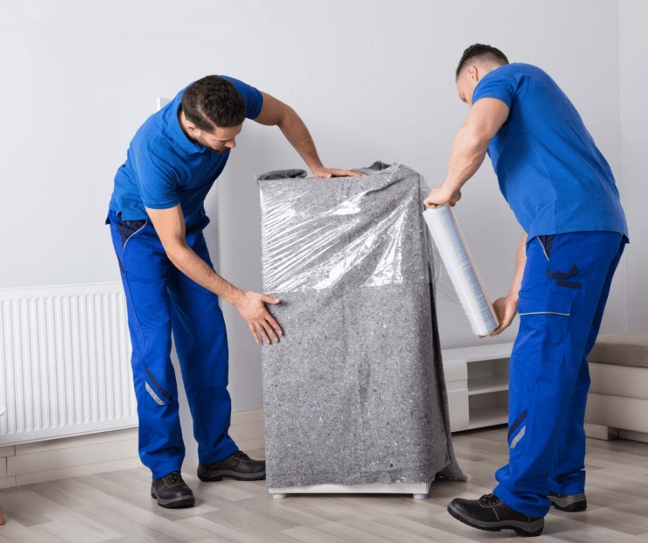Ein Möbelstück wird sorgfältig mit Schutzmaterial verpackt.